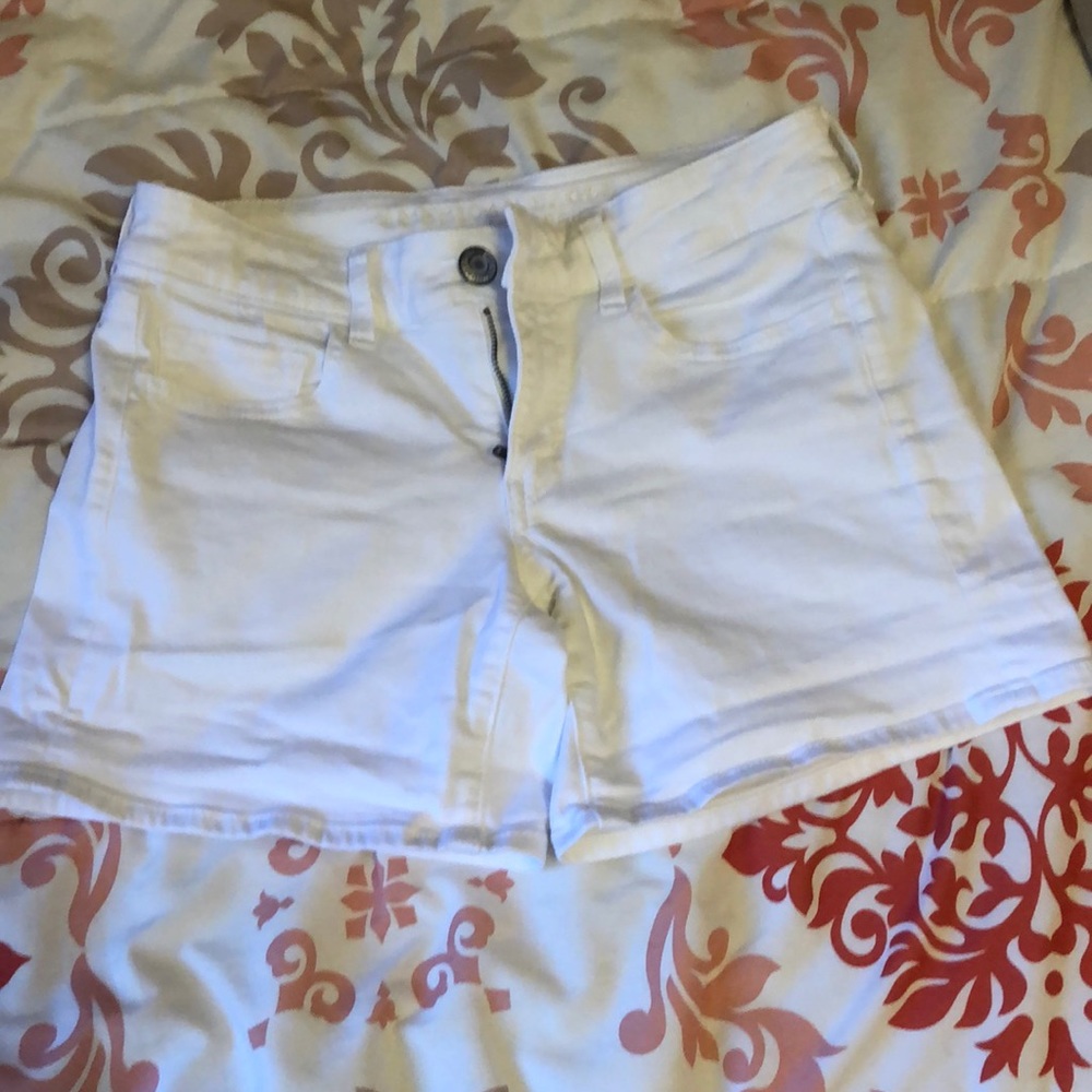 White American Eagle shorts